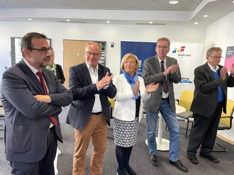 Gruppe applaudierender Personen bei einem Termin zur Pflege-Leitstelle Hofer Land