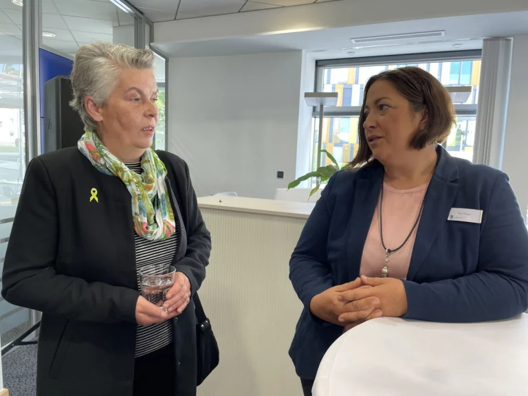 Zwei Frauen im Gespräch bei einem Treffen der Leitstelle Pflege Hofer Land