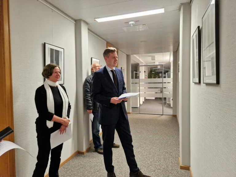„Geordnet und Abstrakt“ von Dorothea Leist: Neue Ausstellung im Landratsamt