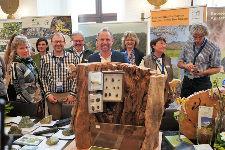 Umweltminister Thorsten Glauber am Stand der oberfränkischen Landschaftspflegeverbände (Foto: Bayerisches Staatsministerium für Umwelt und Verbraucherschutz)