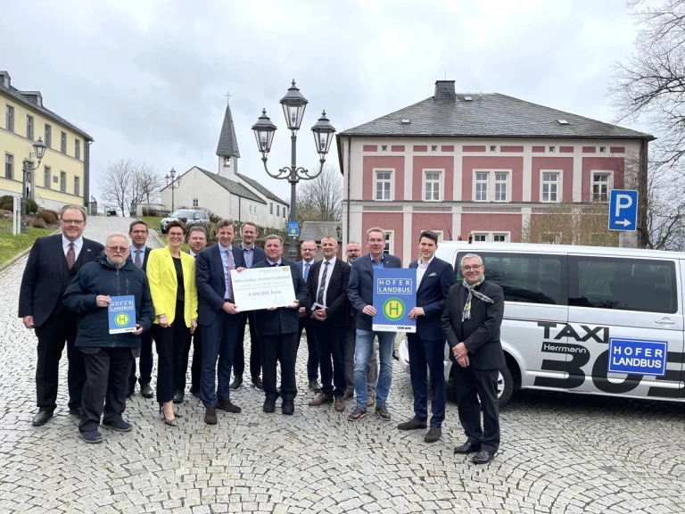 Staatsminister Bernreiter übergibt 4,5 Millionen Euro für Ausweitung des Hofer Landbusses