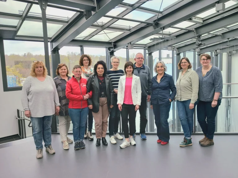 Neun geschulte Ehrenamtliche freuen sich auf ihren Einsatz zur Betreuung von Menschen mit Demenz