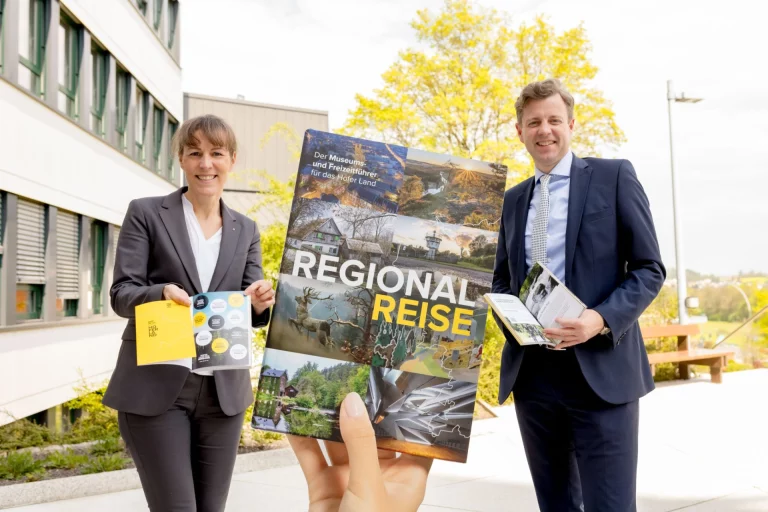 Oberbürgermeisterin Eva Döhla und Landrat Dr. Oliver Bär halten die ersten Exemplare des neuen Museums- und Freizeitführers für das Hofer Land in Händen.