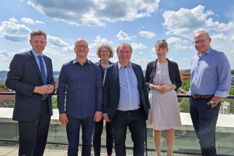 Die Gesellschafter und das Führungsteam des Einstein 1 DGZ: Landrat Dr. Oliver Bär, Netzwerkmanager Niko Emran, Hochschulkanzlerin Ute Coenen, Geschäftsführer Thomas Schott, Oberbürgermeisterin Eva Döhla, wissenschaftlicher Leiter Prof. Dr. Michael Seidel (es fehlt Landrat Peter Berek).