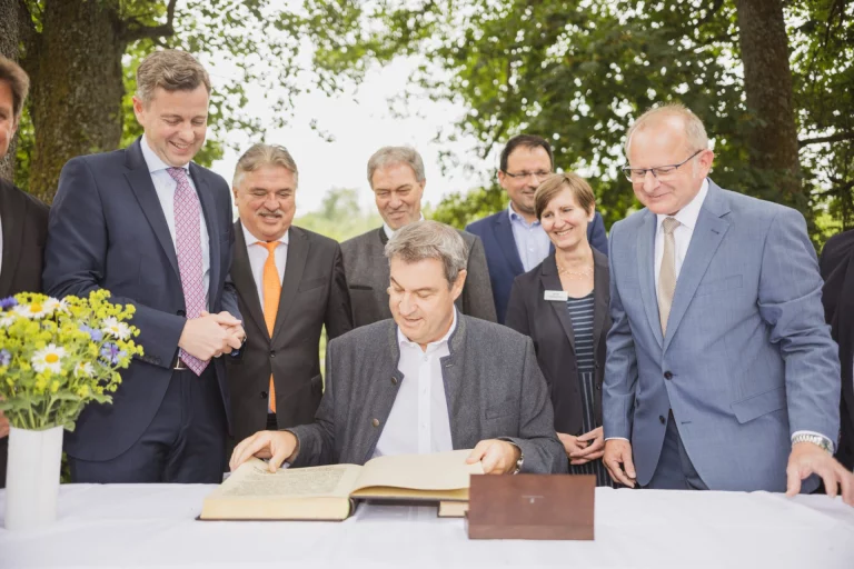 Ministerpräsident Dr. Markus Söder trägt sich beim Festakt 50 Jahre Naturpark Frankenwald in ein Buch ein