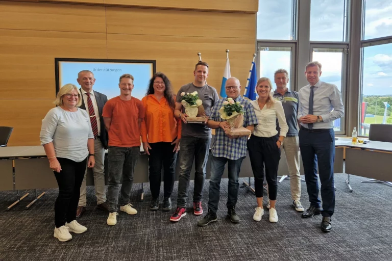 Auf dem Gruppenbild von links nach rechts: Ulrike Rosenberger (Schulleitung Mittelschule Frankenwald, Naila), Bürgermeister Frank Stumpf (Naila), Andreas Thiel (Konrektor Bonhoeffer-Schule Hof), Petra Schultz (Kommunale Jugendarbeit Landkreis Hof), Daniel Trzcielinski (JaS Naila), Ralf Beyer (JaS Bonhoeffer-Schule), Manuela Bierbaum (Geschäftsführung Diakonie Hochfranken), Gerhard Zeitler (Leiter Jugendamt Landkreis Hof), Landrat Dr. Oliver Bär.