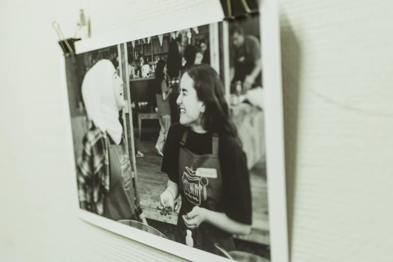 Foto-Ausstellung „Kitchen On The Run“ im Landratsamt Hof