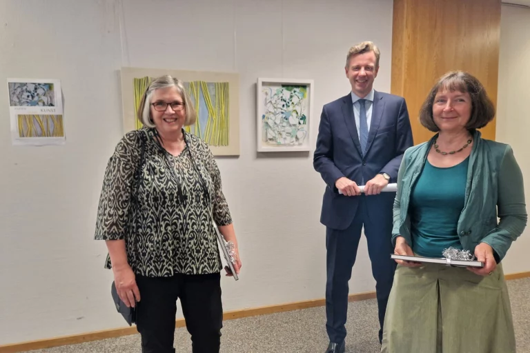 „Papier-Stoff-Kunst“ Doppelausstellung im Landratsamt eröffnet