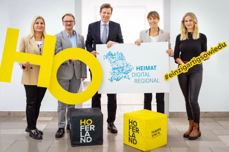 Startschuss der neuen Förderperiode für das Projekt Hofer Land (von links): Izabella Graczyk (Leiterin Landkreisentwicklung), Klaus.-Jochen Weidner (Wirtschaftsförderung Stadt Hof), Landrat Dr. Oliver Bär, Oberbürgermeisterin Eva Döhla, Projektmanagerin Franziska Sell (Team Hofer Land)