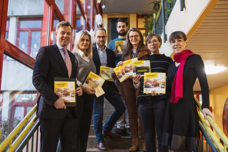 Das Team der Gesundheitsregion Plus Hofer Land mit den am Booklet beteiligten Experten (v. l. n. r.): Landrat Dr. Oliver Bär, Izabella Graczyk (Leiterin Landkreisentwicklung), ), Andreas Buheitel (Diakonie Hochfranken), Simon Basedow (Gesundheitsregion Plus Hofer Land), Anne Browa (VHS Hofer Land e.V.), Alexandra Pape (Diakonie Hochfranken), Oberbürgermeisterin Eva Döhla. Es fehlen Tanja Rakowitz (Rummelsberger Diakonie) und Holger Fiedler (Katholische Pfarrei Bernhard Lichtenberg).