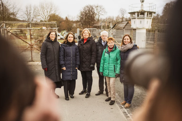 Das Präsidium des Deutschen Bundestages im Freigelände des Museums Mödlareuth (von links): Katrin Göring-Eckardt, Aydan Özoğuz, Bärbel Bas, Wolfgang Kubicki, Petra Pau, Yvonne Magwas