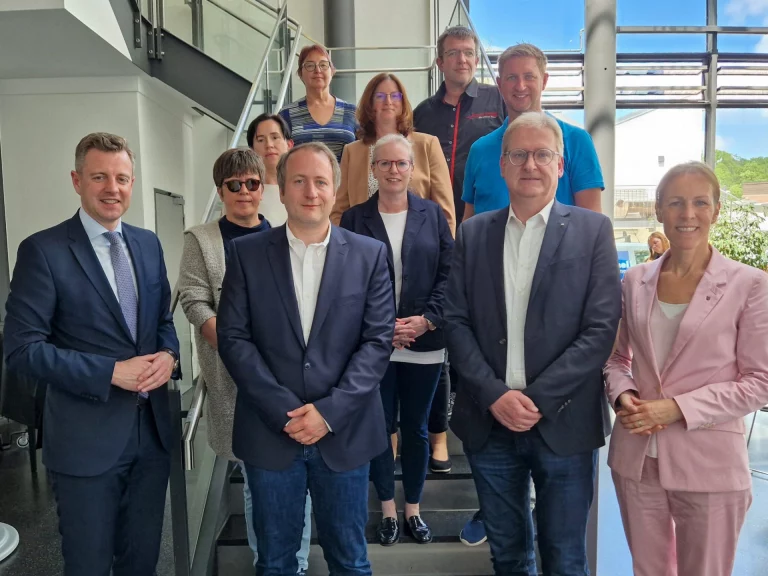 Der Vorstand des neu gegründeten Vereins Zukunft Pflege Hofer Land: Erste Reihe von links: Landrat Dr. Oliver Bär, Sebastian Oehme (Vorsitzender), Martin Abt (stv. Vorsitzender) Oberbürgermeisterin Eva Döhla. Zweite Reihe: Heike Schramm (Kassenprüferin), Kirstin Weber (Schatzmeisterin), Florian Hudetz (Beisitzer). Dritte Reihe: Katja Wiedemann (Kassenprüferin), Nadine Brunn (Schriftführerin). Vierte Reihe von links: Martina Heinrich (Beisitzerin), Sascha Rödel (Beisitzer)