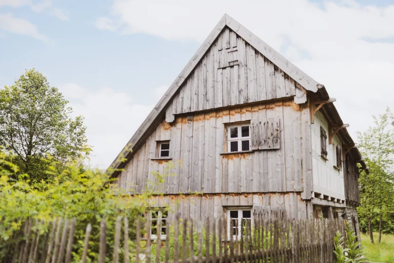 Historisches Fachwerkhaus mit Holzfassade und Lattenzaun in Mödlareuth