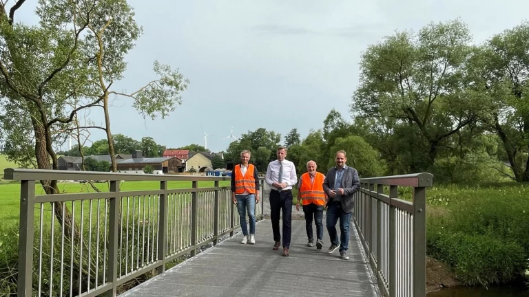 Brücke für Flüsseradweg bei Weinzlitz eingesetzt
