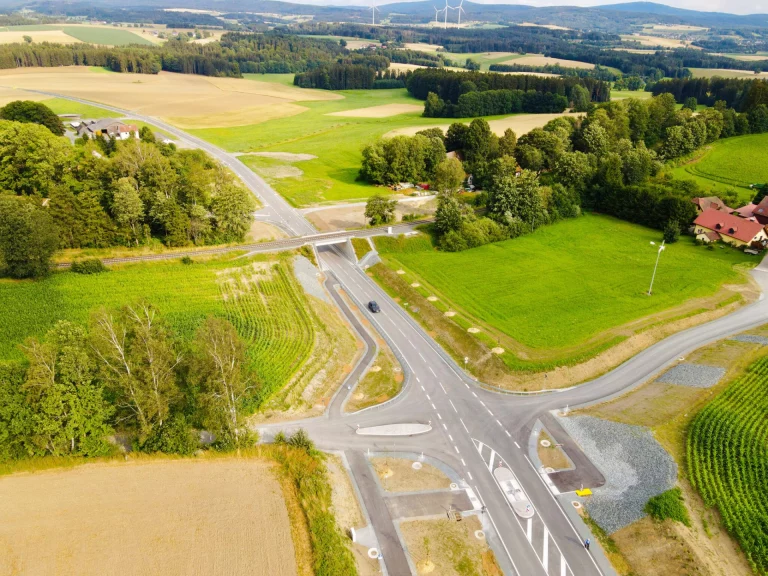 Luftaufnahme der neuen Kreuzung mit Unterführung der Kreisstraße zwischen Stammbach und Metzlesdorf