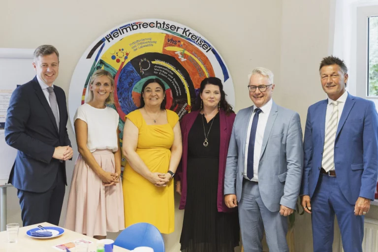 Parlamentarische Staatssekretärin Ekin Deligöz besucht Verfahrenslotsen im Helmbrechtser Kreisel