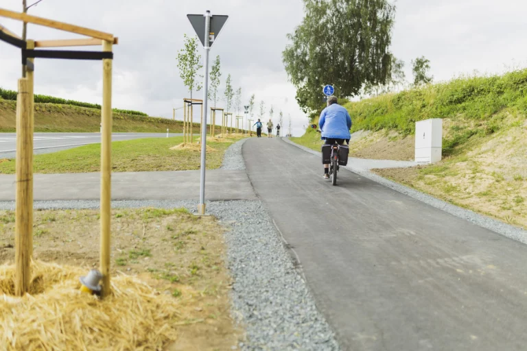 Radfahrer auf neu asphaltiertem Geh- und Radweg entlang der Kreisstraße