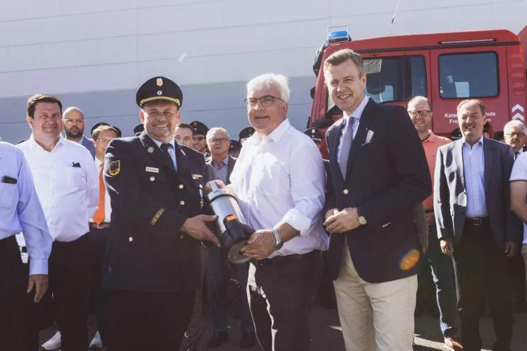 Unterstützung für das Ehrenamt: WILO spendet 146 Pumpen an Landkreis-Feuerwehren