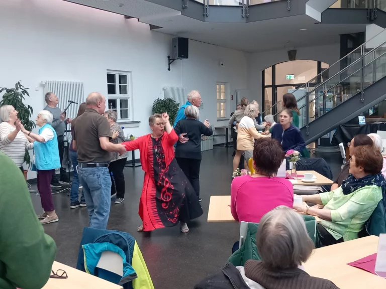 Tanzcafé für Menschen mit und ohne Demenz begeistert 30 Gäste