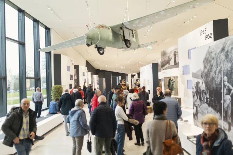 Besucher in der Ausstellung des Deutsch-Deutschen Museums unter einem Flugzeugmodell