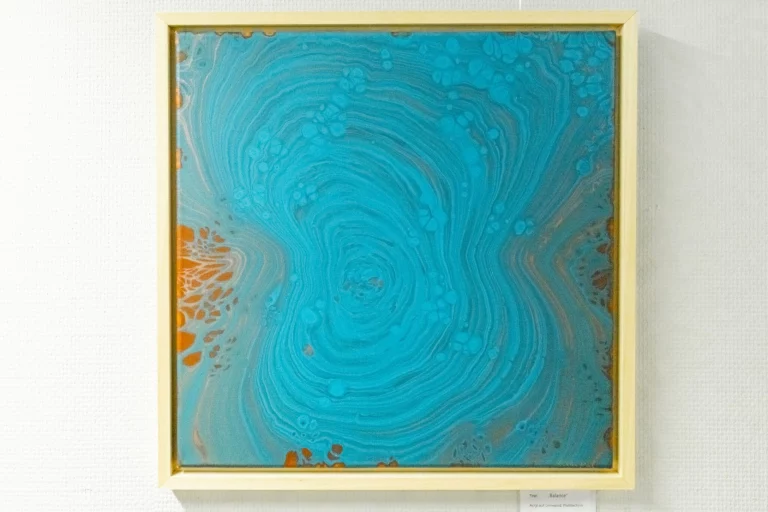 Gerahmtes abstraktes Acrylbild in Türkis- und Orangetönen bei der Ausstellungseröffnung