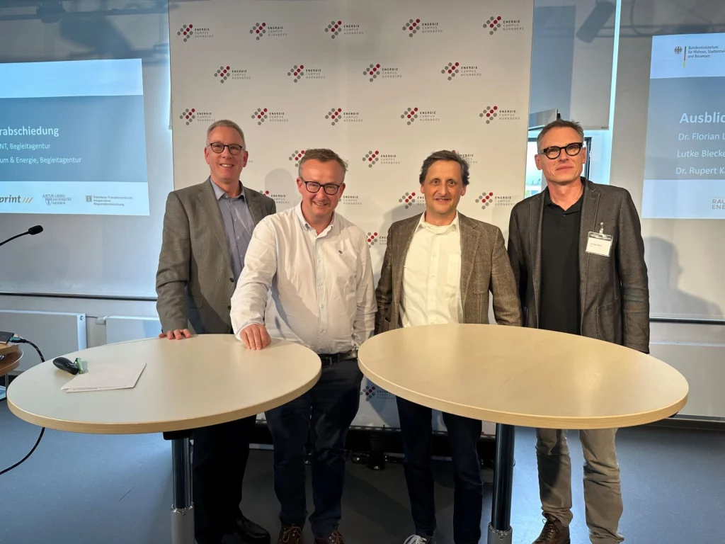 Wirtschaftsförderer der Landkreise Hof und Wunsiedel i.F. mit Vertretern des Bundesministeriums für Wohnen, Stadtentwicklung und Bauwesen sowie des Bundesinstituts für Bau-, Stadt- und Raumforschung, von links: Tilman Buchholz (BMWSB) – Klaus Gruber – Alexander Popp – Dr. Rupert Kawka (BBSR)