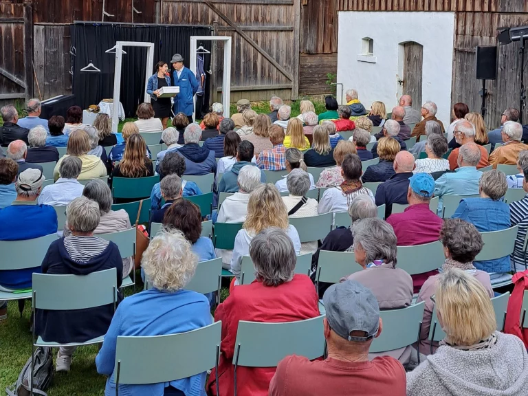 Sommerlicher Theaterabend begeistert Publikum in Kleinlosnitz