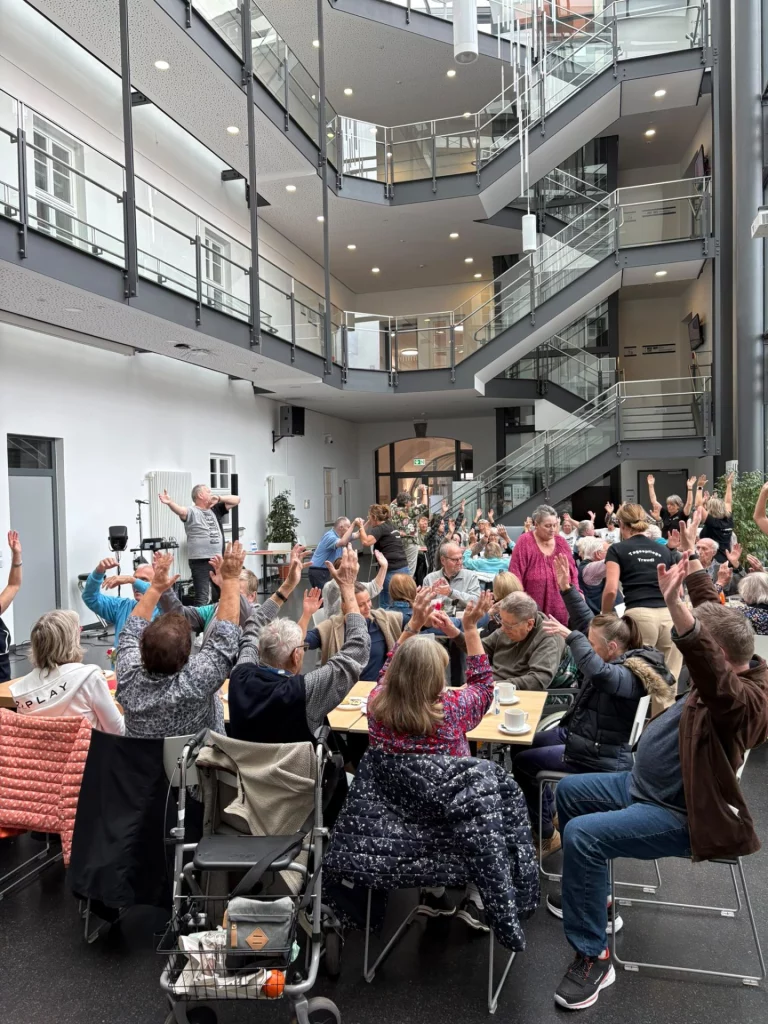 Tanz in den Herbst bringt Menschen in Bewegung